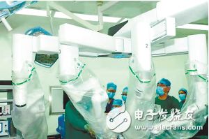 小狗机器人跨界发布首款AIOT产品“光影魔屏”，开启智能制造新篇章